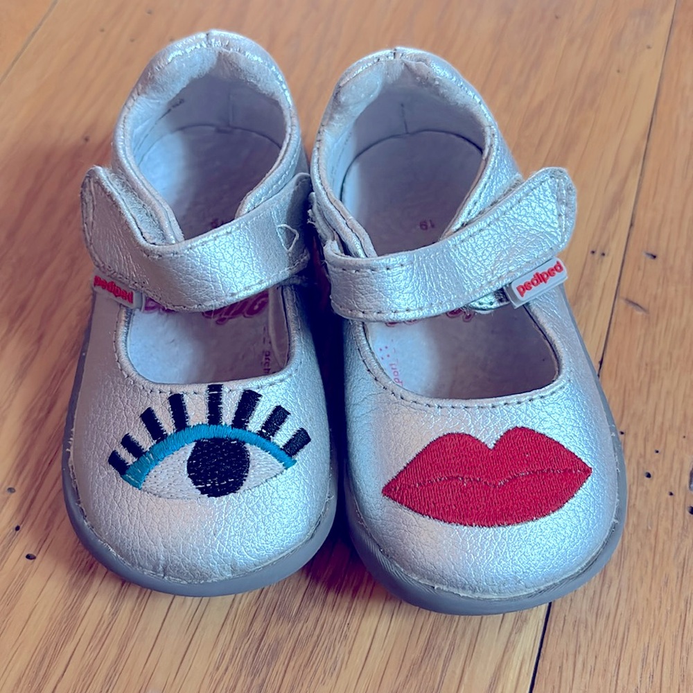 GRIP 'N' GO BABE SILVER size 19 (4-4.5) barley worn Pediped shoes